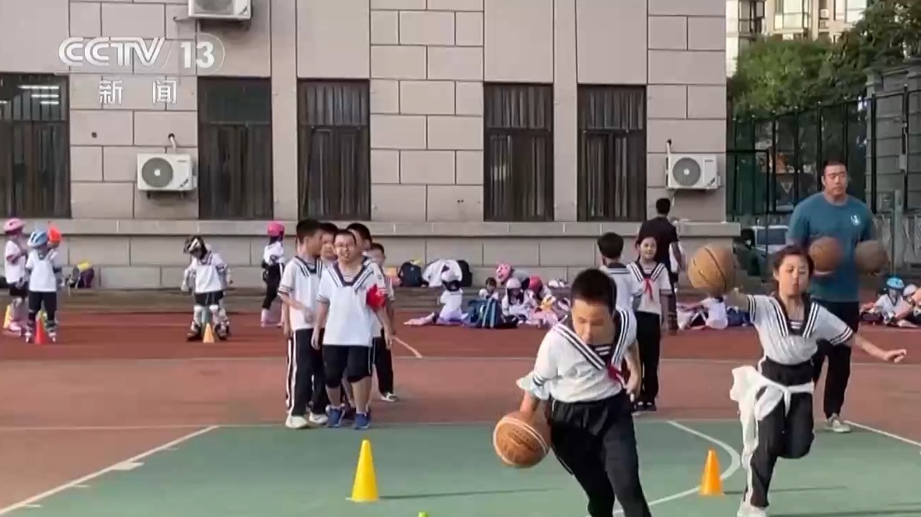 他灵活地摆